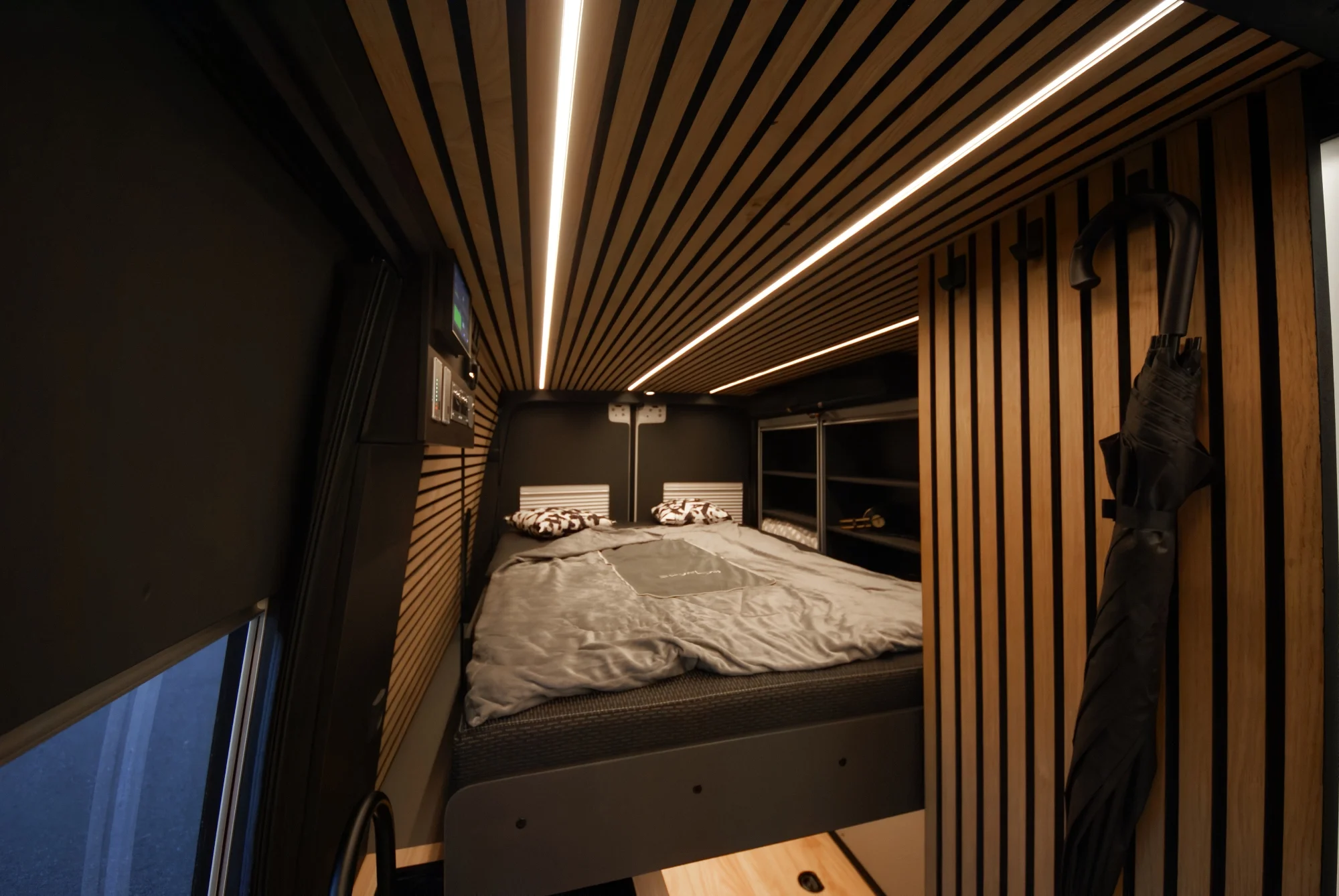 Sprinter L2H2 – Vestavba pro přepravu motorky, kol a pohodlí na cestách – foto 1