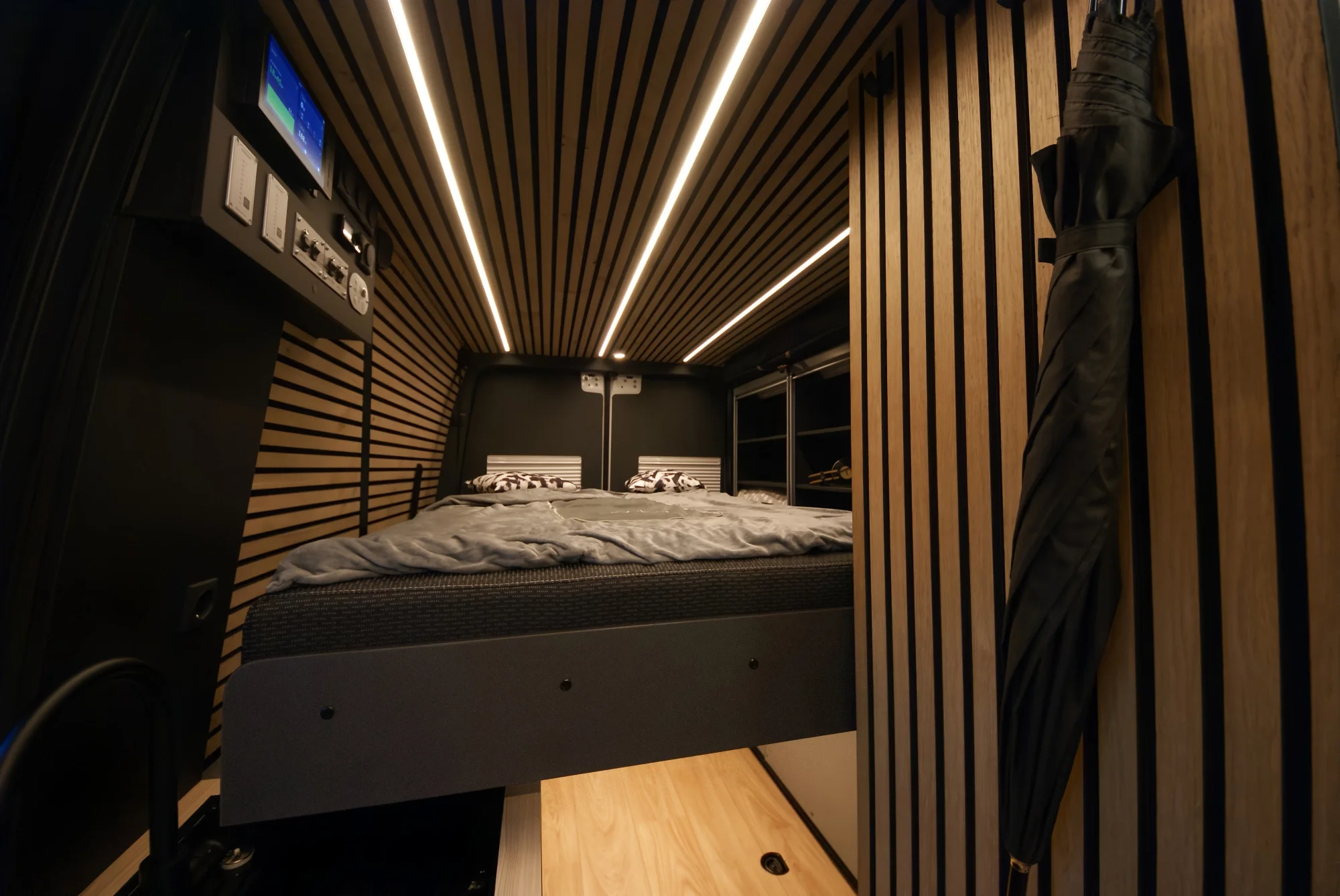 Sprinter L2H2 – Vestavba pro přepravu motorky, kol a pohodlí na cestách – foto 5