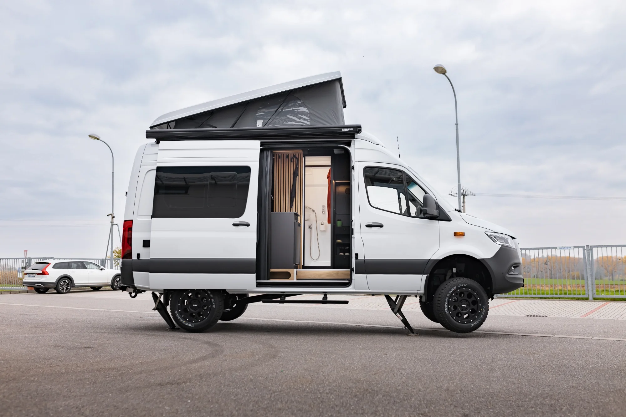 Sprinter L2H2 – Vestavba pro přepravu motorky, kol a pohodlí na cestách – foto 8