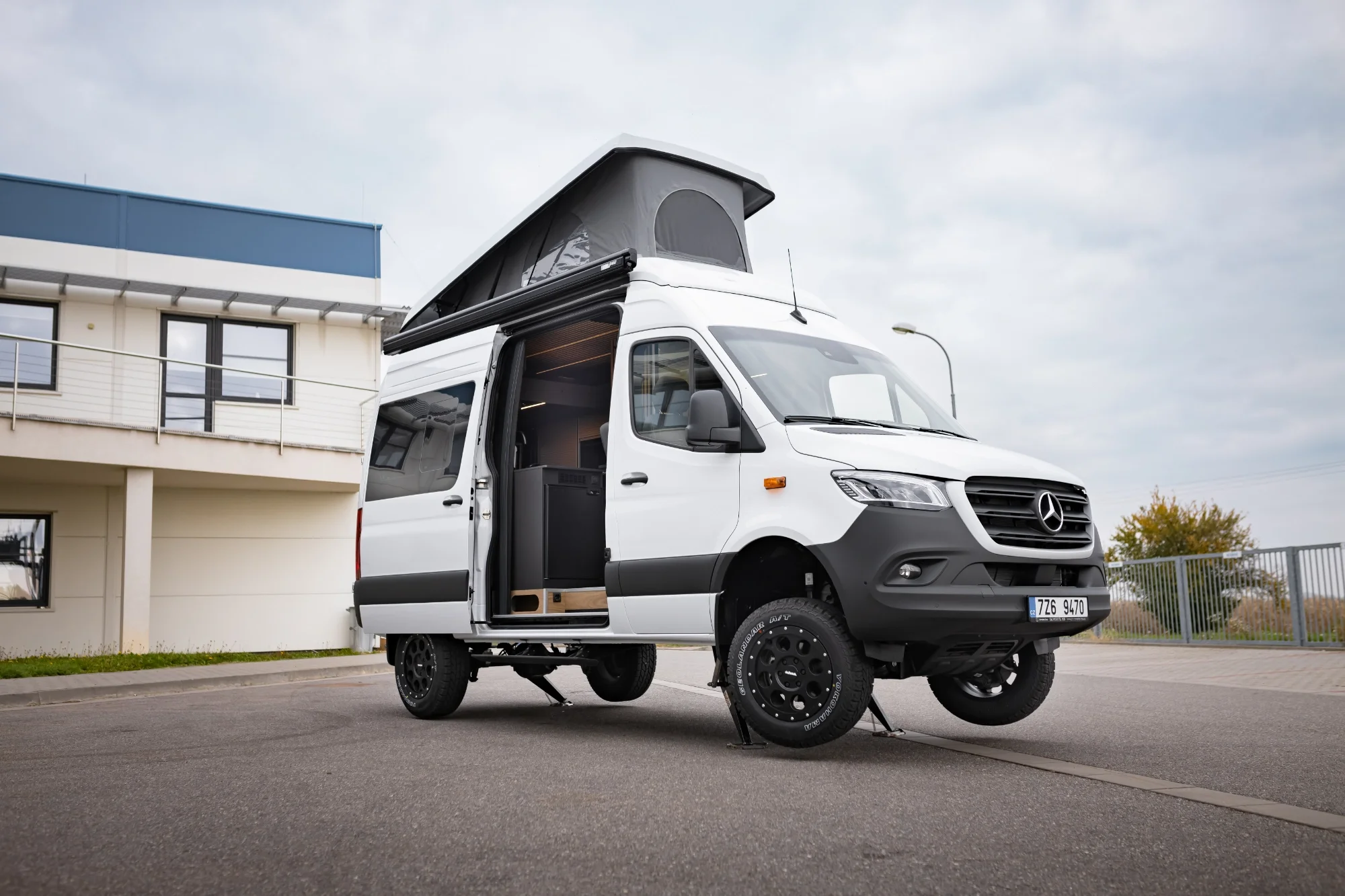 Sprinter L2H2 – Vestavba pro přepravu motorky, kol a pohodlí na cestách – foto 7