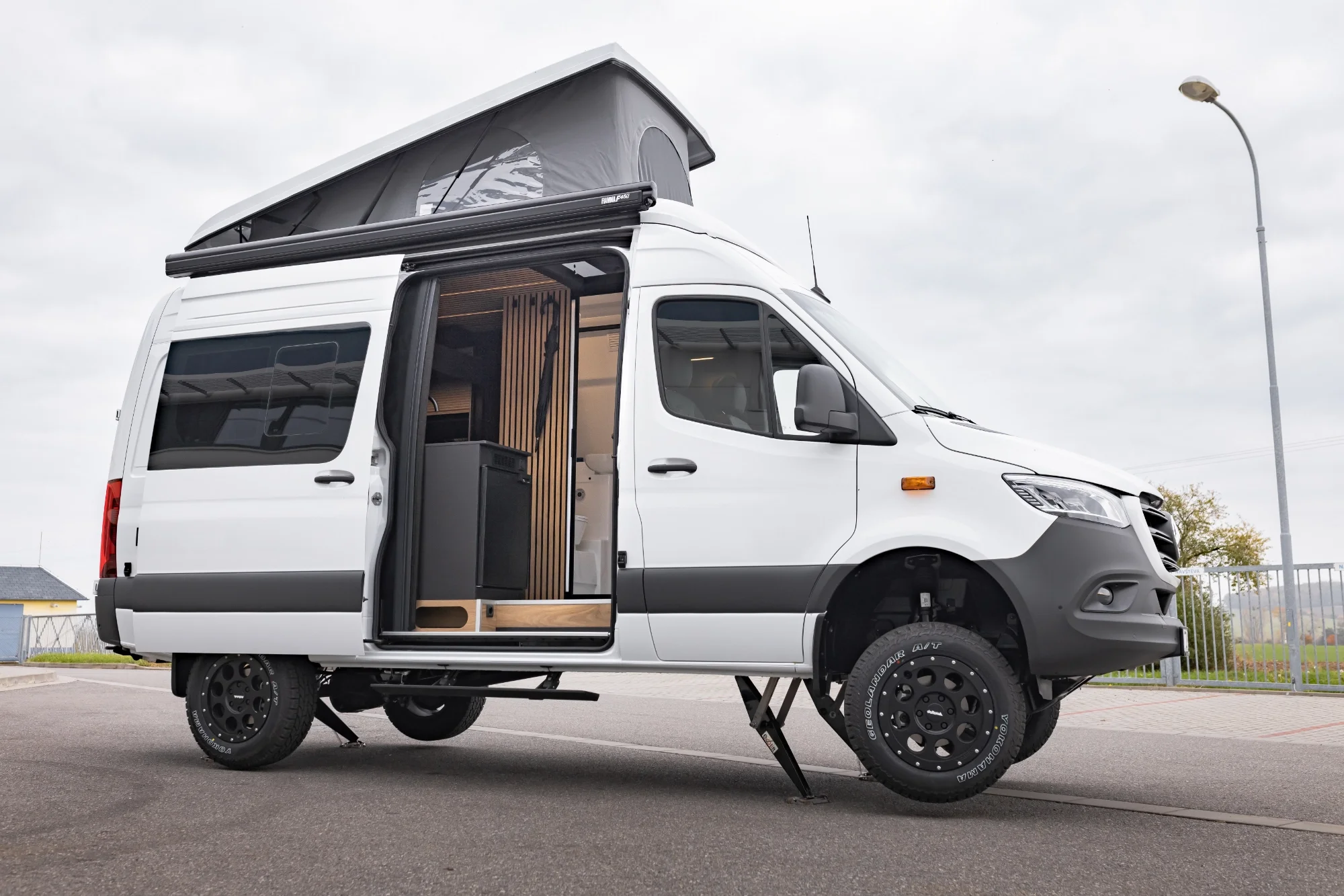 Sprinter L2H2 – Vestavba pro přepravu motorky, kol a pohodlí na cestách – foto 9