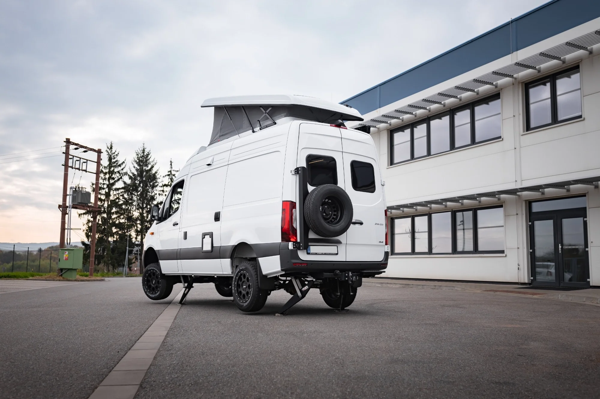 Sprinter L2H2 – Vestavba pro přepravu motorky, kol a pohodlí na cestách – foto 13