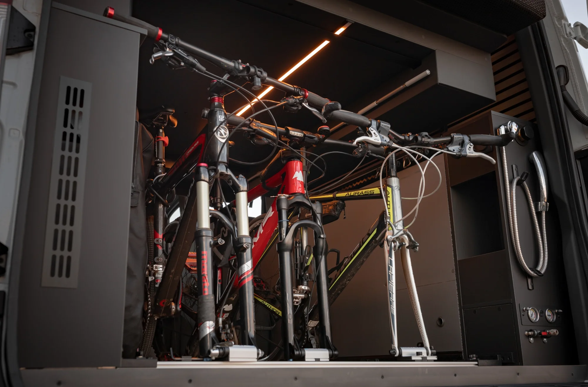 Sprinter L2H2 – Vestavba pro přepravu motorky, kol a pohodlí na cestách – foto 15