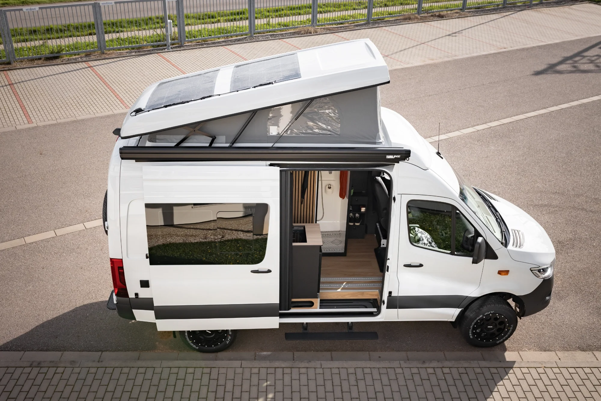 Sprinter L2H2 – Vestavba pro přepravu motorky, kol a pohodlí na cestách – foto 14