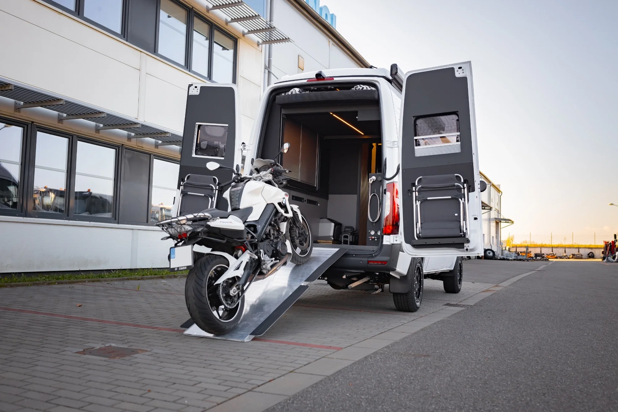 Sprinter L2H2 – Vestavba pro přepravu motorky, kol a pohodlí na cestách – foto 19