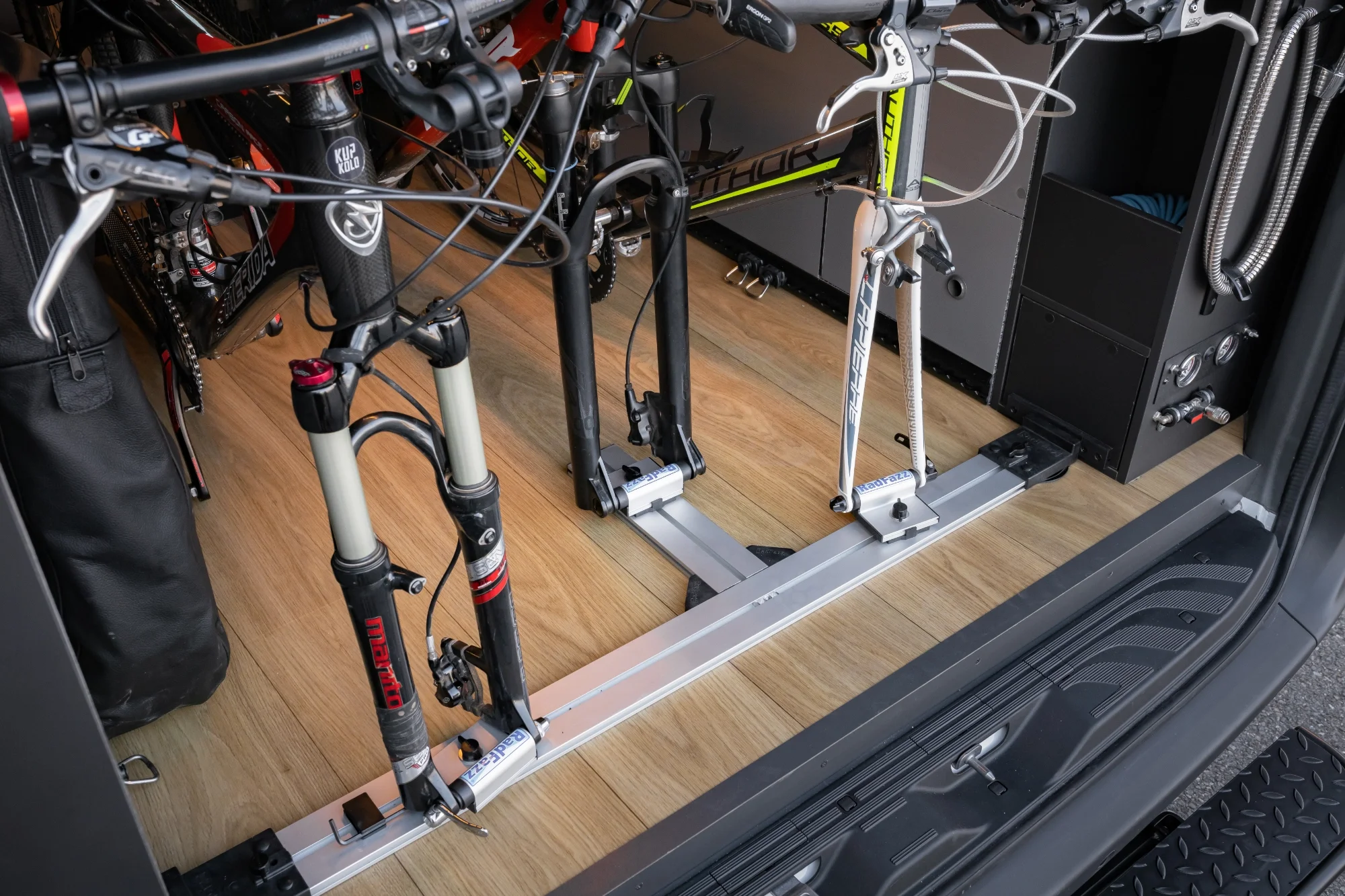 Sprinter L2H2 – Vestavba pro přepravu motorky, kol a pohodlí na cestách – foto 17