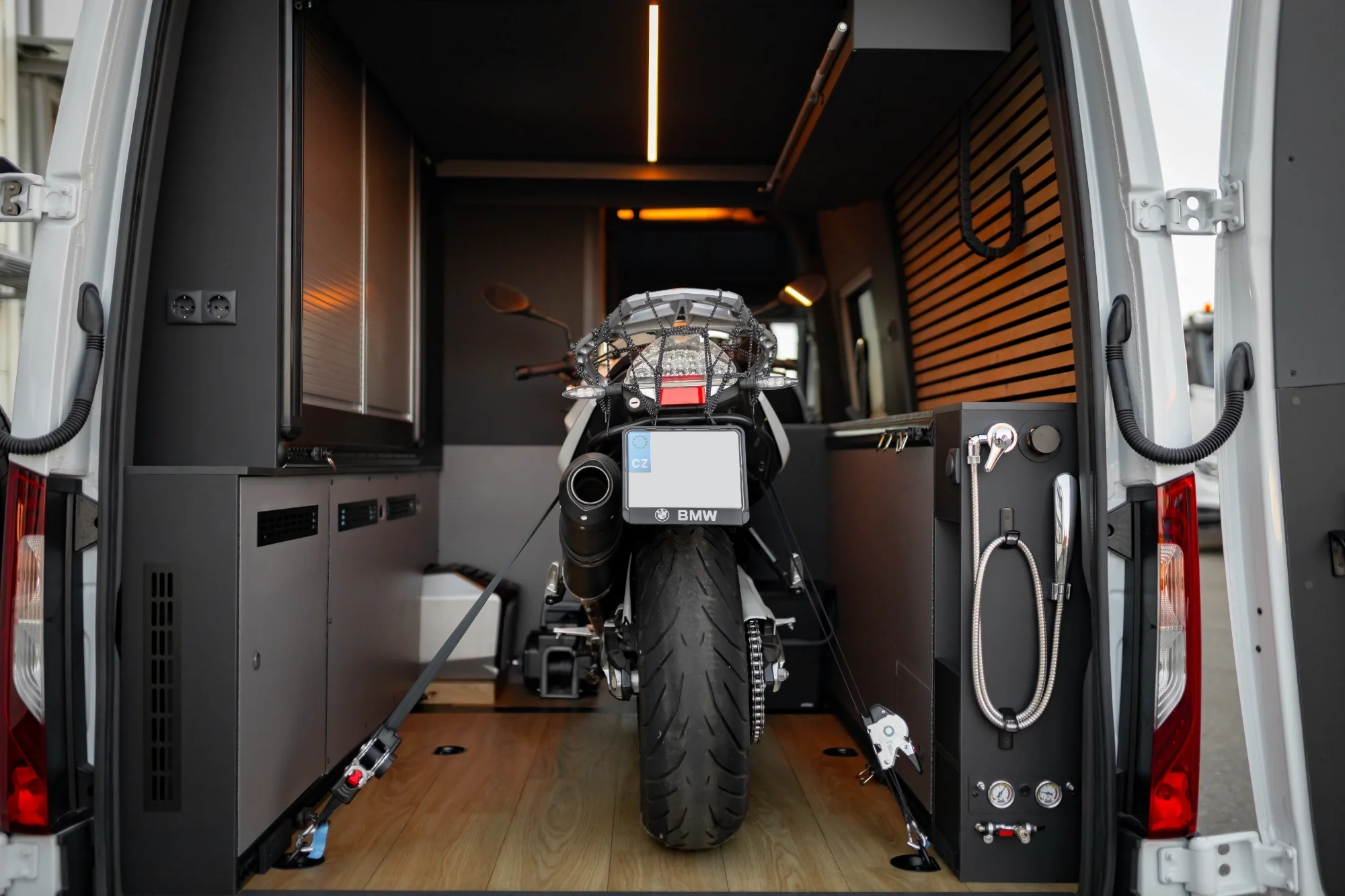 Sprinter L2H2 – Vestavba pro přepravu motorky, kol a pohodlí na cestách – foto 24