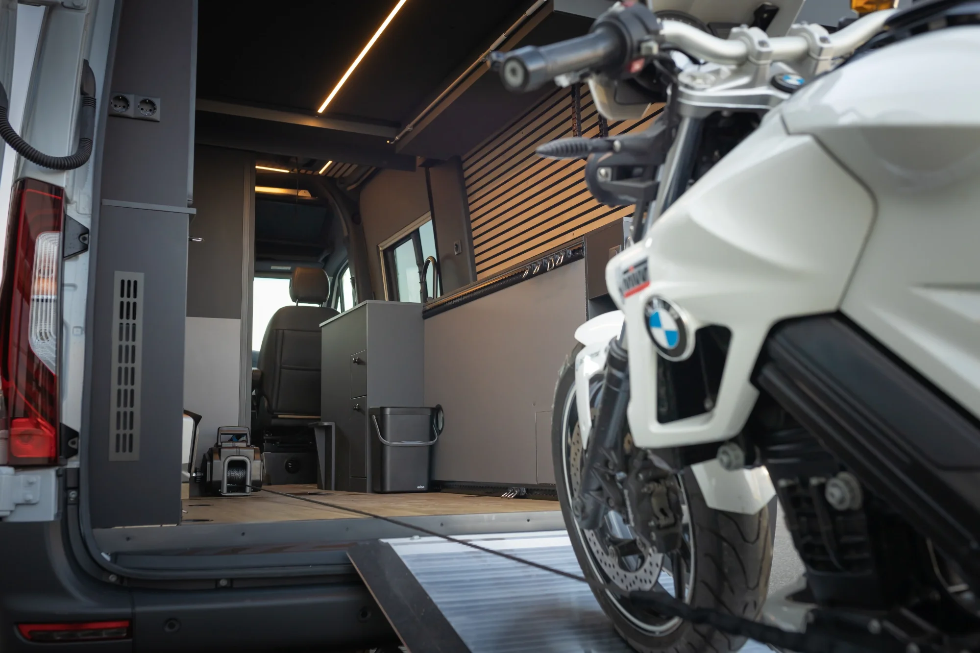 Sprinter L2H2 – Vestavba pro přepravu motorky, kol a pohodlí na cestách – foto 21