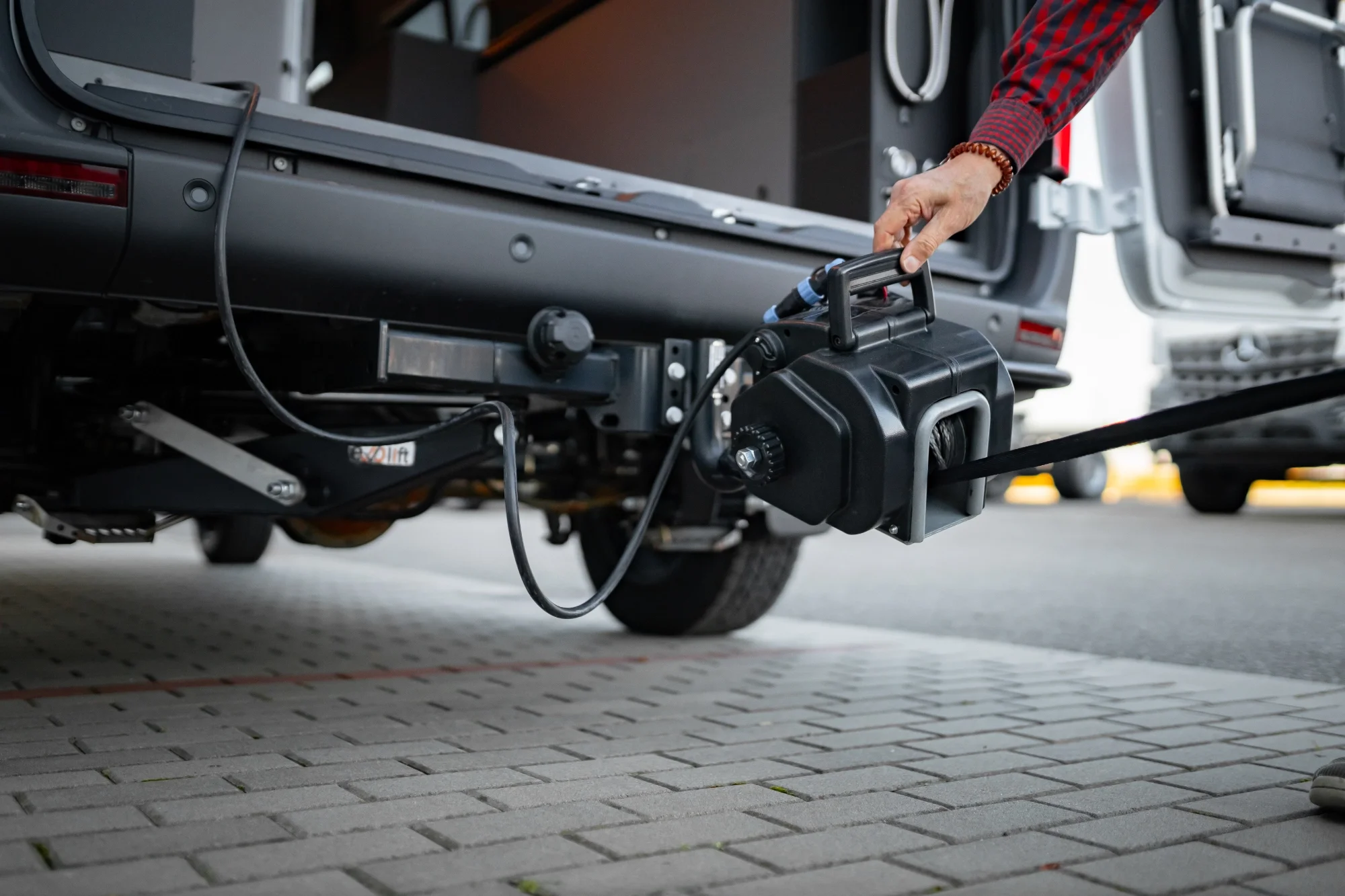 Sprinter L2H2 – Vestavba pro přepravu motorky, kol a pohodlí na cestách – foto 27