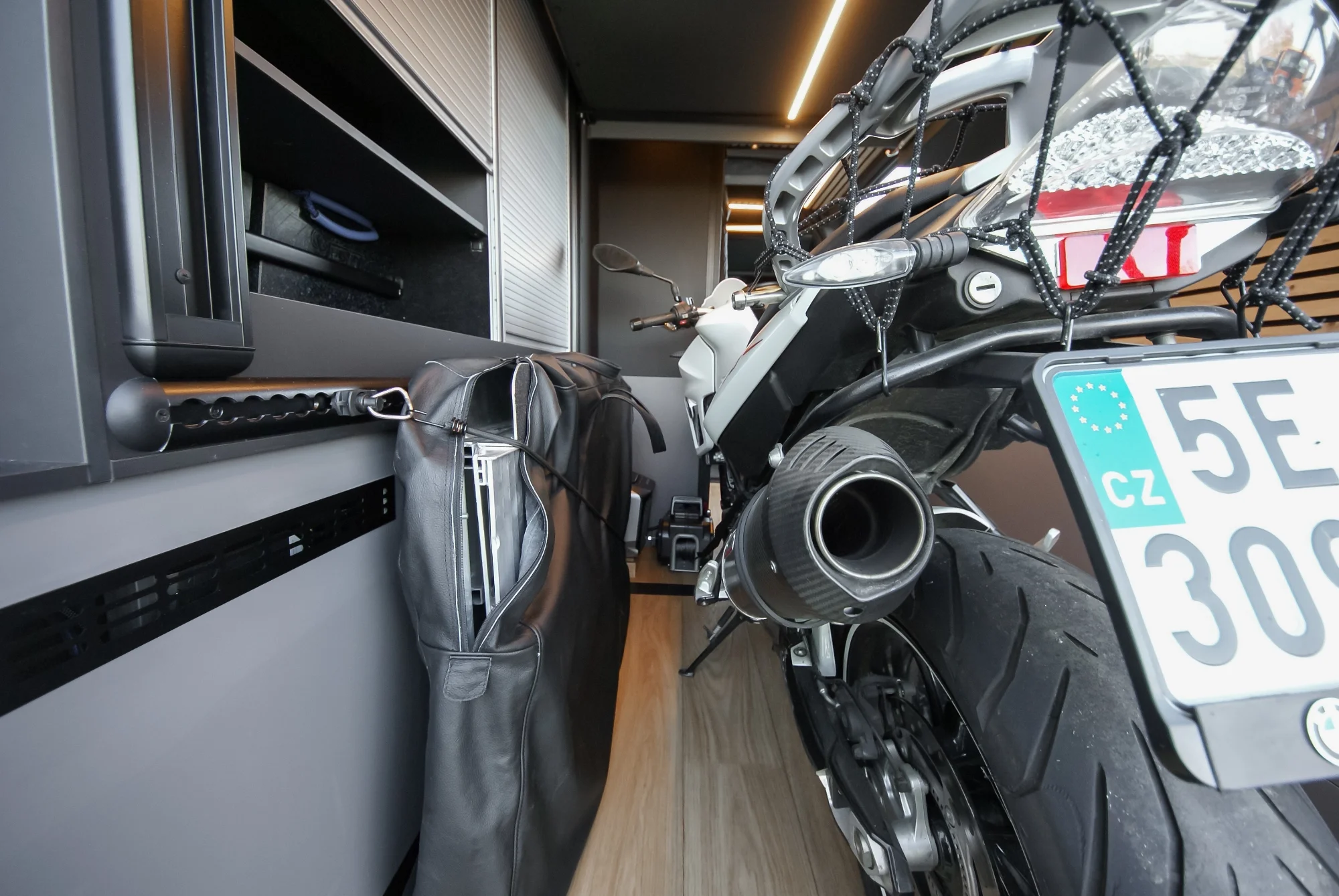 Sprinter L2H2 – Vestavba pro přepravu motorky, kol a pohodlí na cestách – foto 25