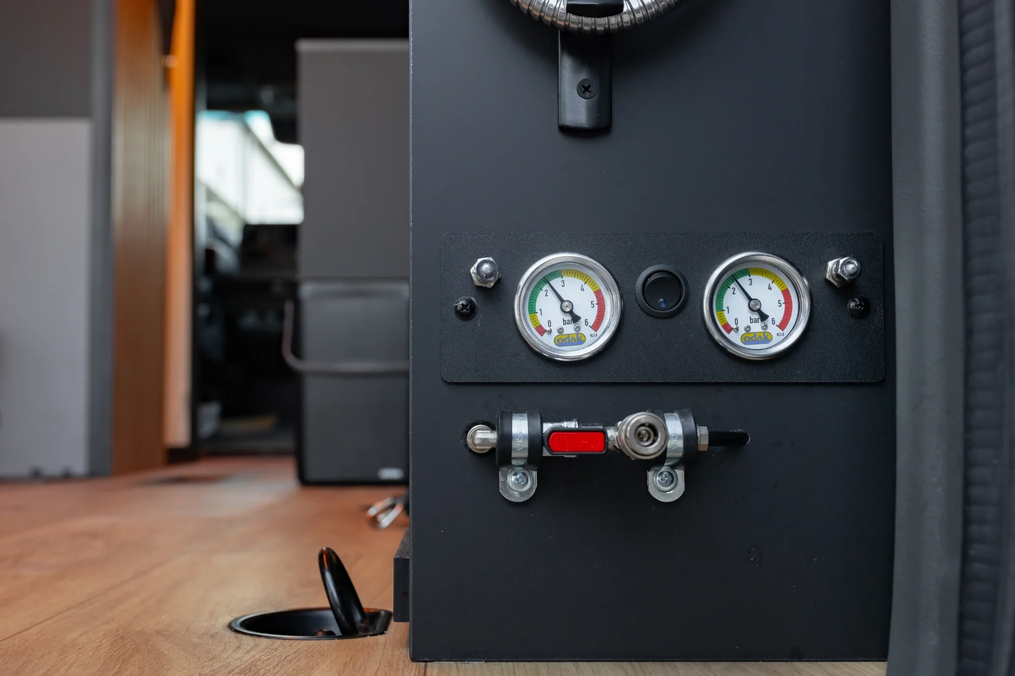 Sprinter L2H2 – Vestavba pro přepravu motorky, kol a pohodlí na cestách – foto 31