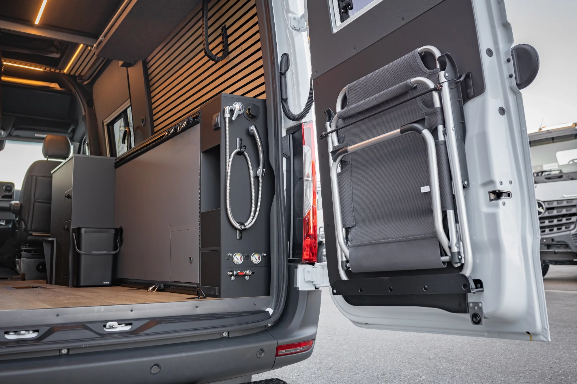 Sprinter L2H2 – Vestavba pro přepravu motorky, kol a pohodlí na cestách – foto 30