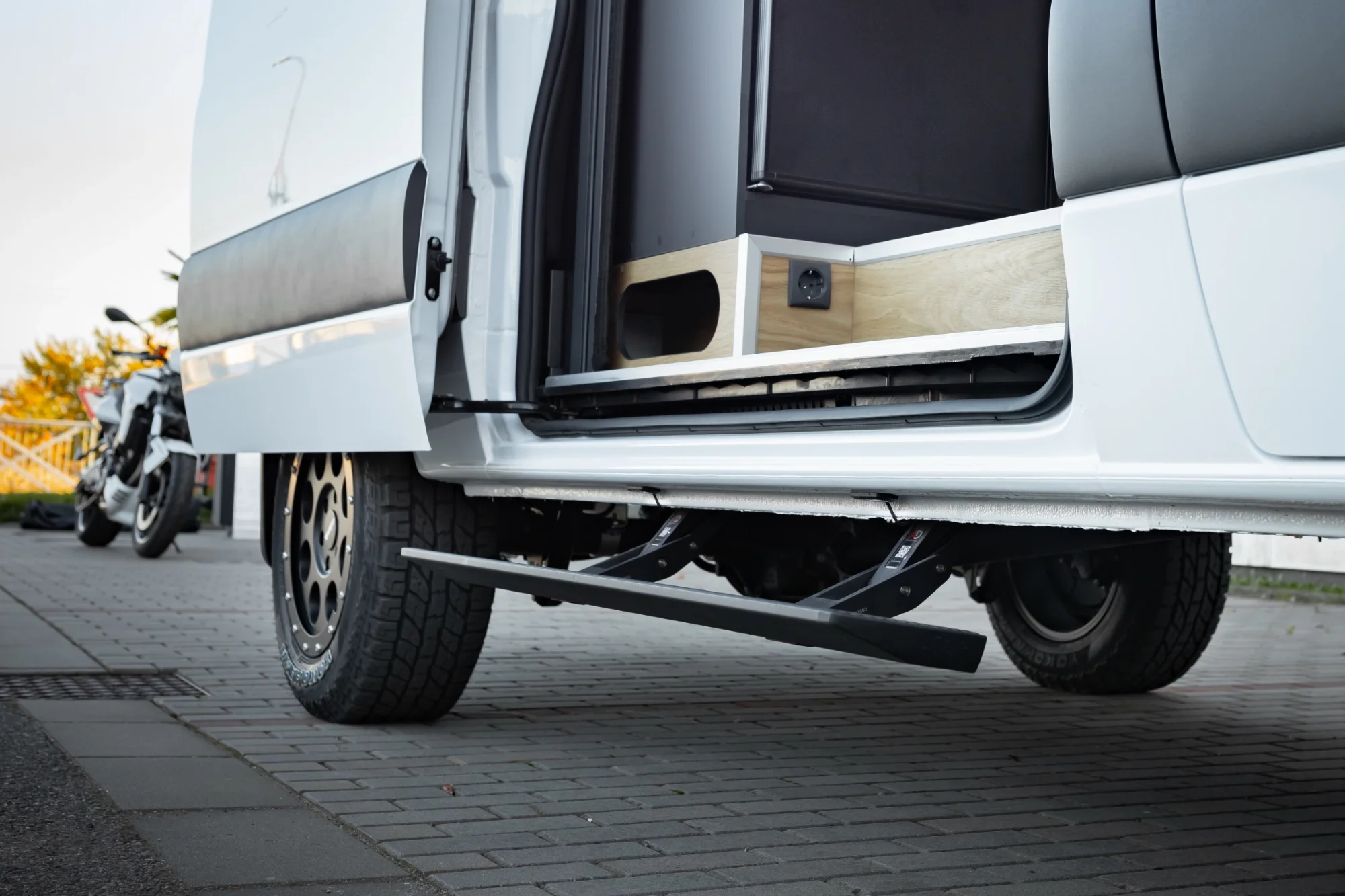 Sprinter L2H2 – Vestavba pro přepravu motorky, kol a pohodlí na cestách – foto 33