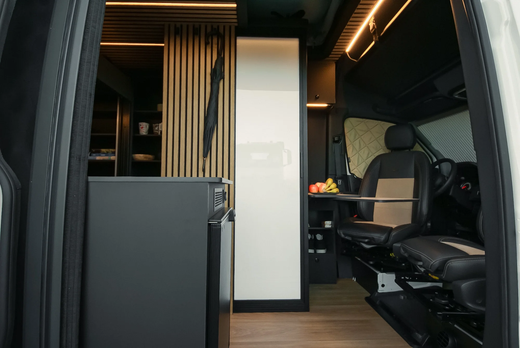 Sprinter L2H2 – Vestavba pro přepravu motorky, kol a pohodlí na cestách – foto 36