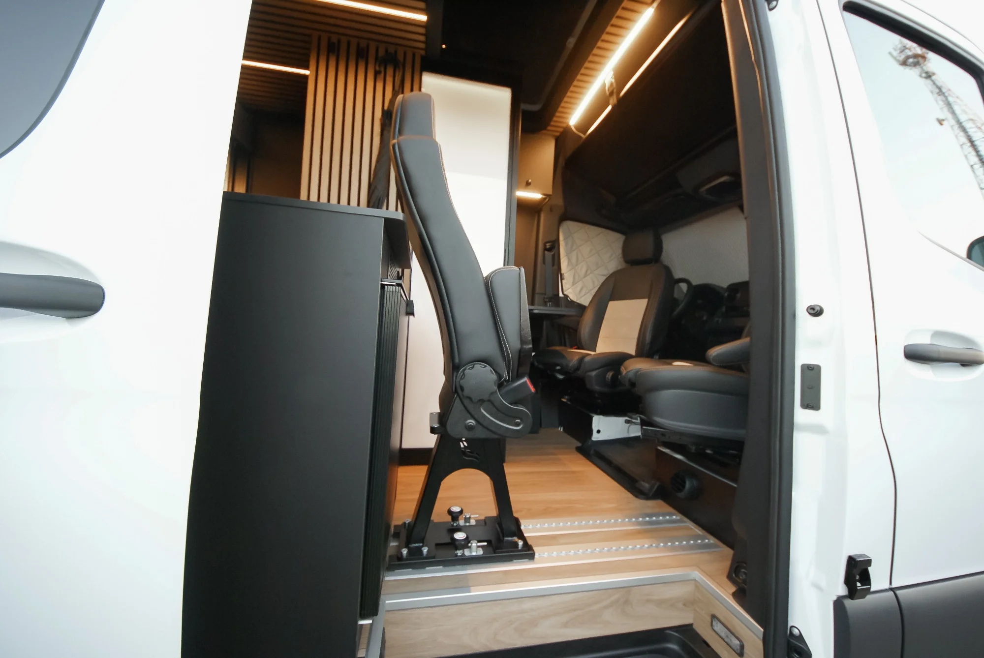 Sprinter L2H2 – Vestavba pro přepravu motorky, kol a pohodlí na cestách – foto 35