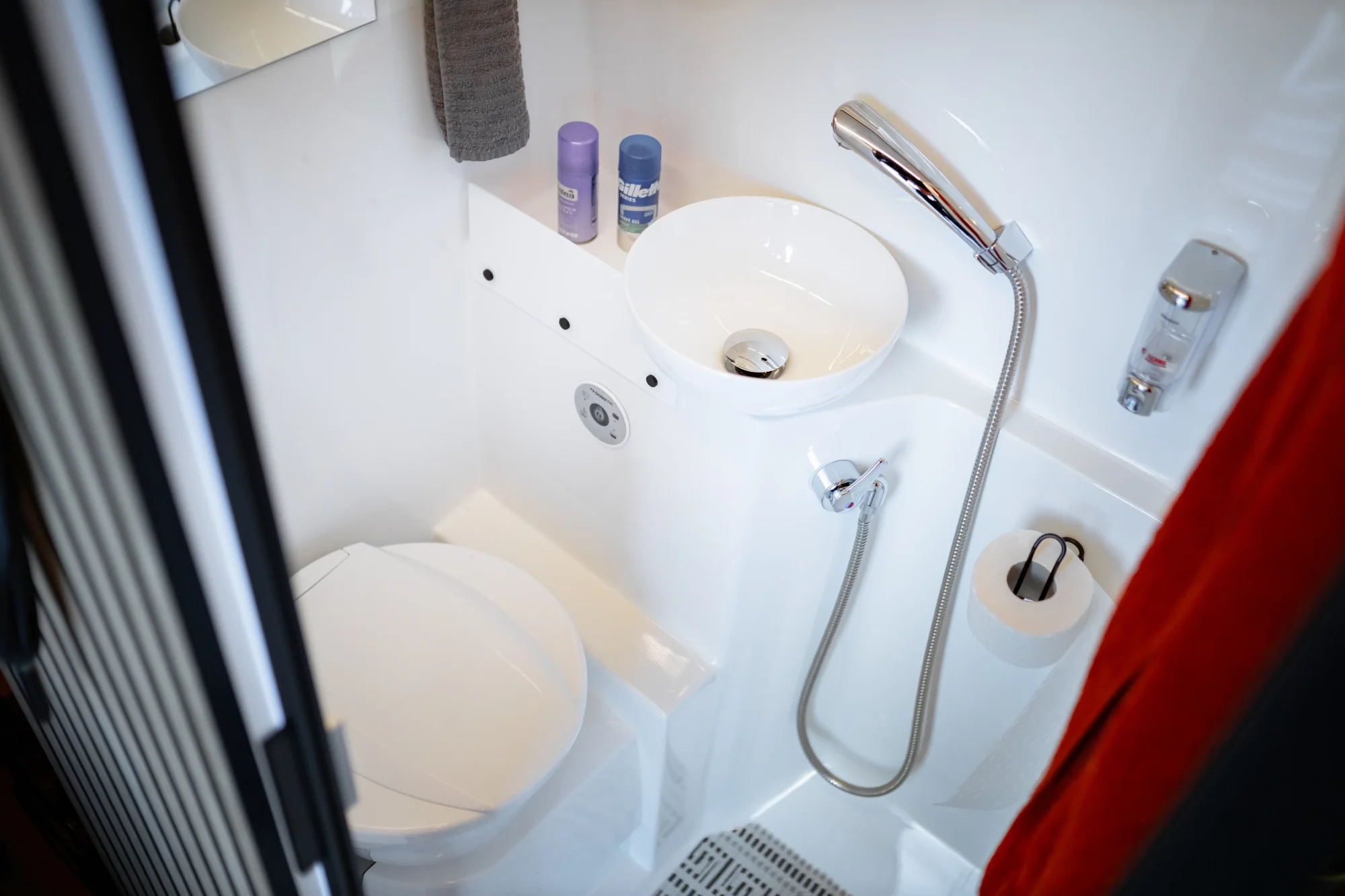 Sprinter L2H2 – Vestavba pro přepravu motorky, kol a pohodlí na cestách – foto 38