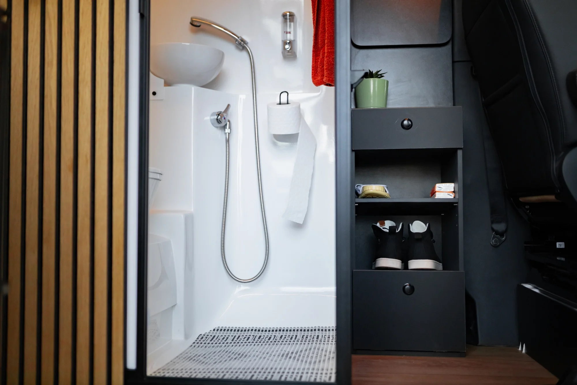 Sprinter L2H2 – Vestavba pro přepravu motorky, kol a pohodlí na cestách – foto 37