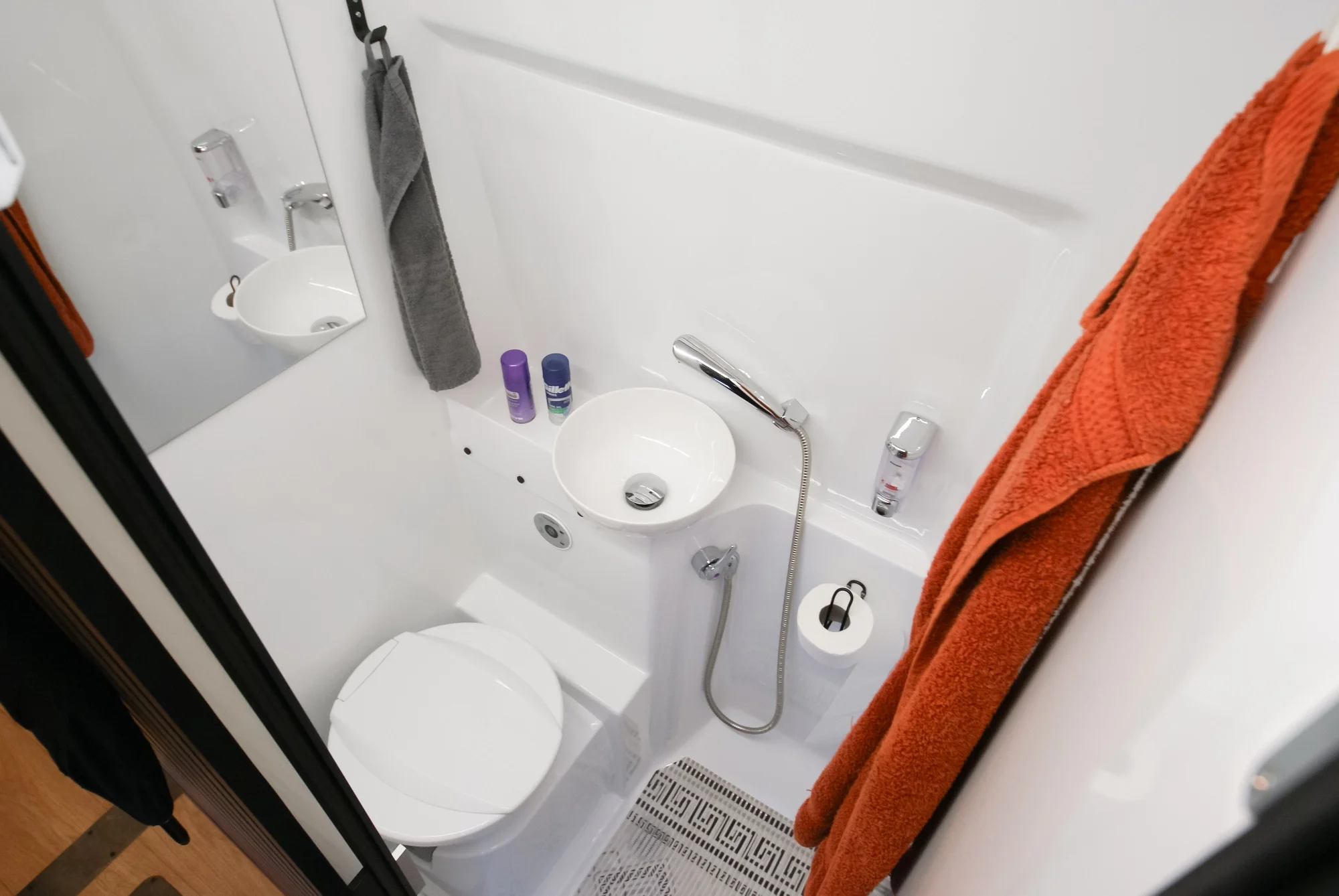 Sprinter L2H2 – Vestavba pro přepravu motorky, kol a pohodlí na cestách – foto 39