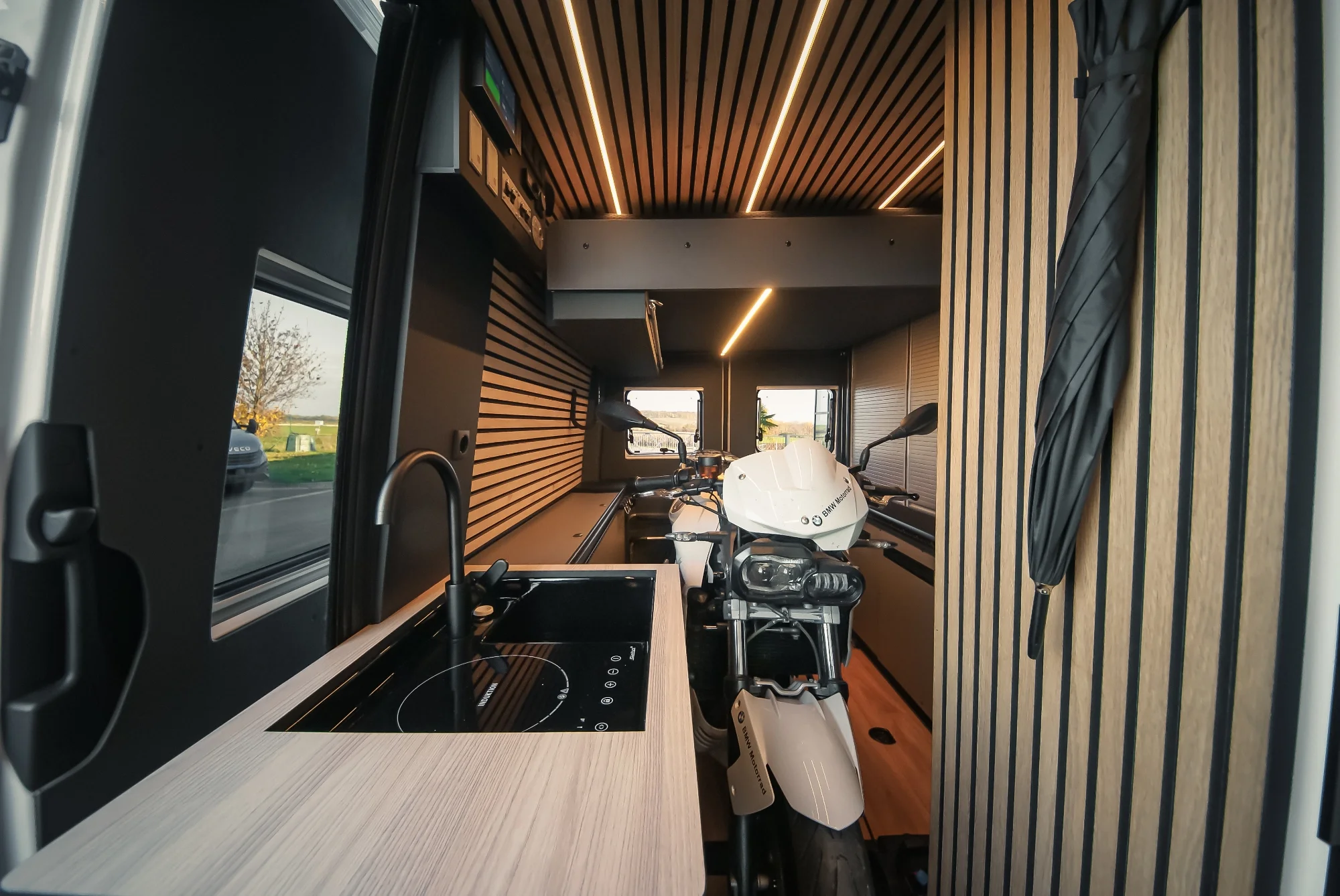 Sprinter L2H2 – Vestavba pro přepravu motorky, kol a pohodlí na cestách – foto 40