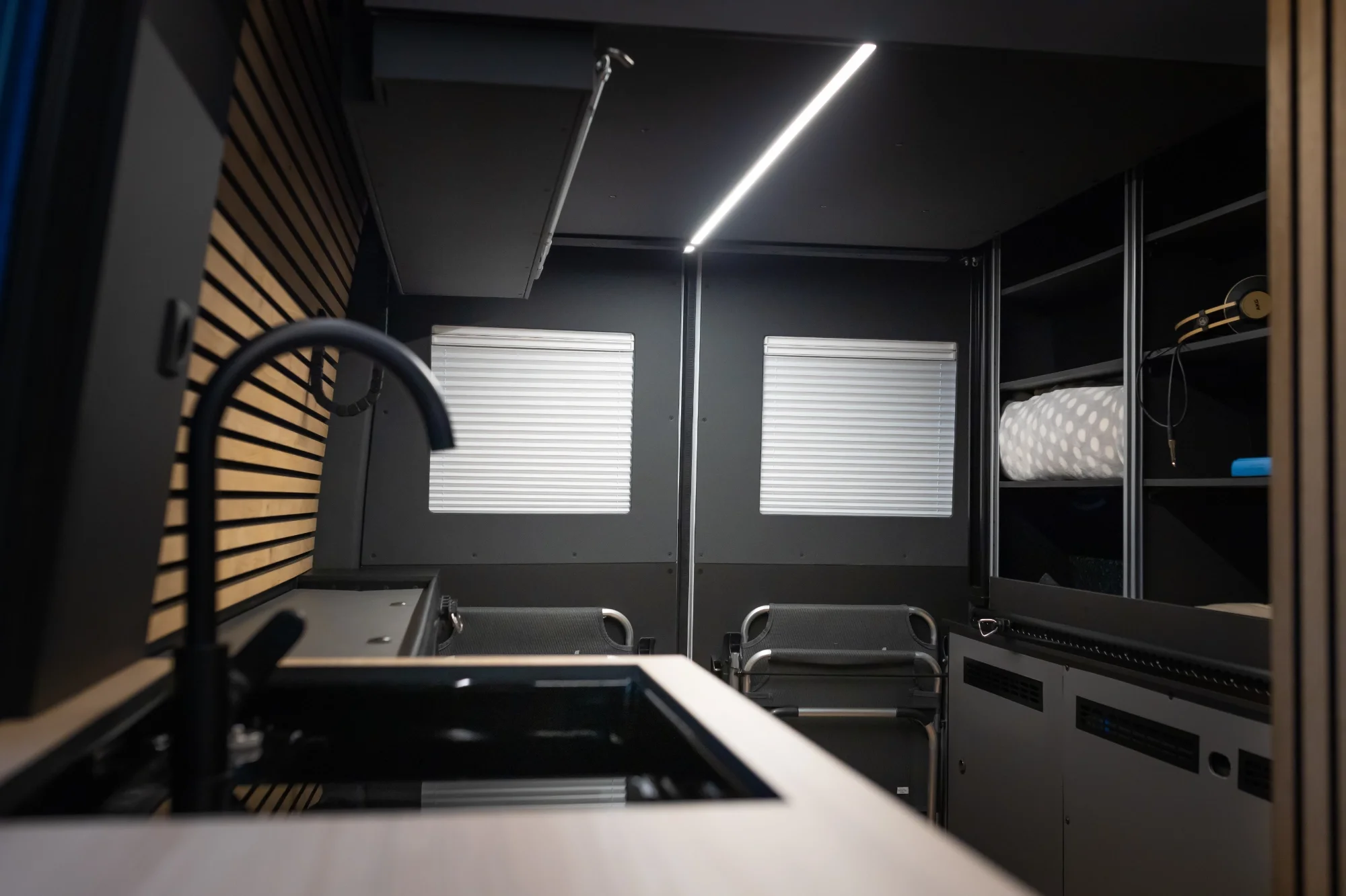 Sprinter L2H2 – Vestavba pro přepravu motorky, kol a pohodlí na cestách – foto 45