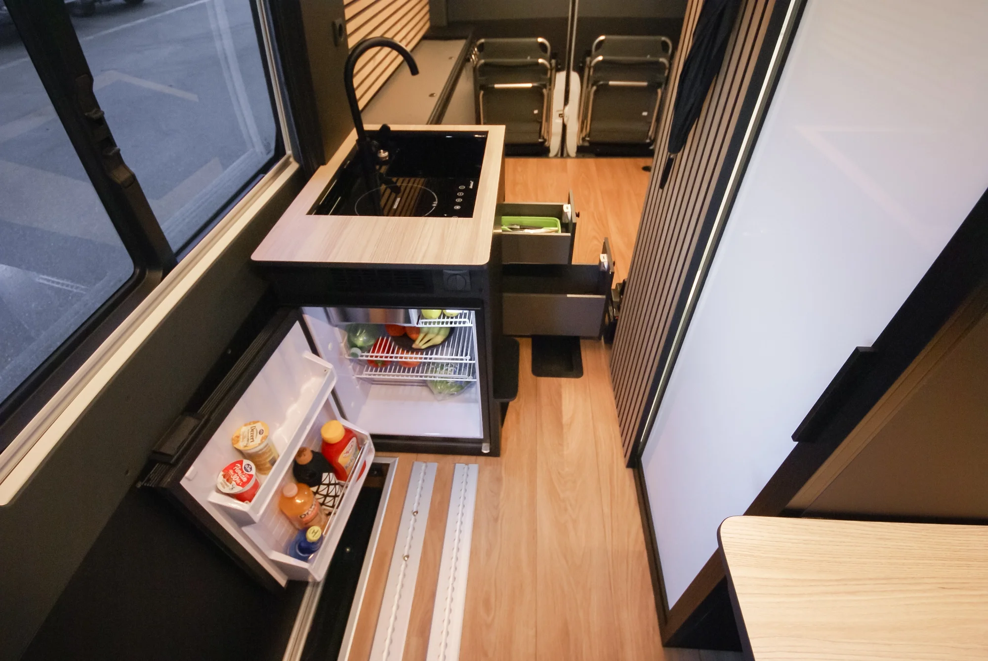 Sprinter L2H2 – Vestavba pro přepravu motorky, kol a pohodlí na cestách – foto 44