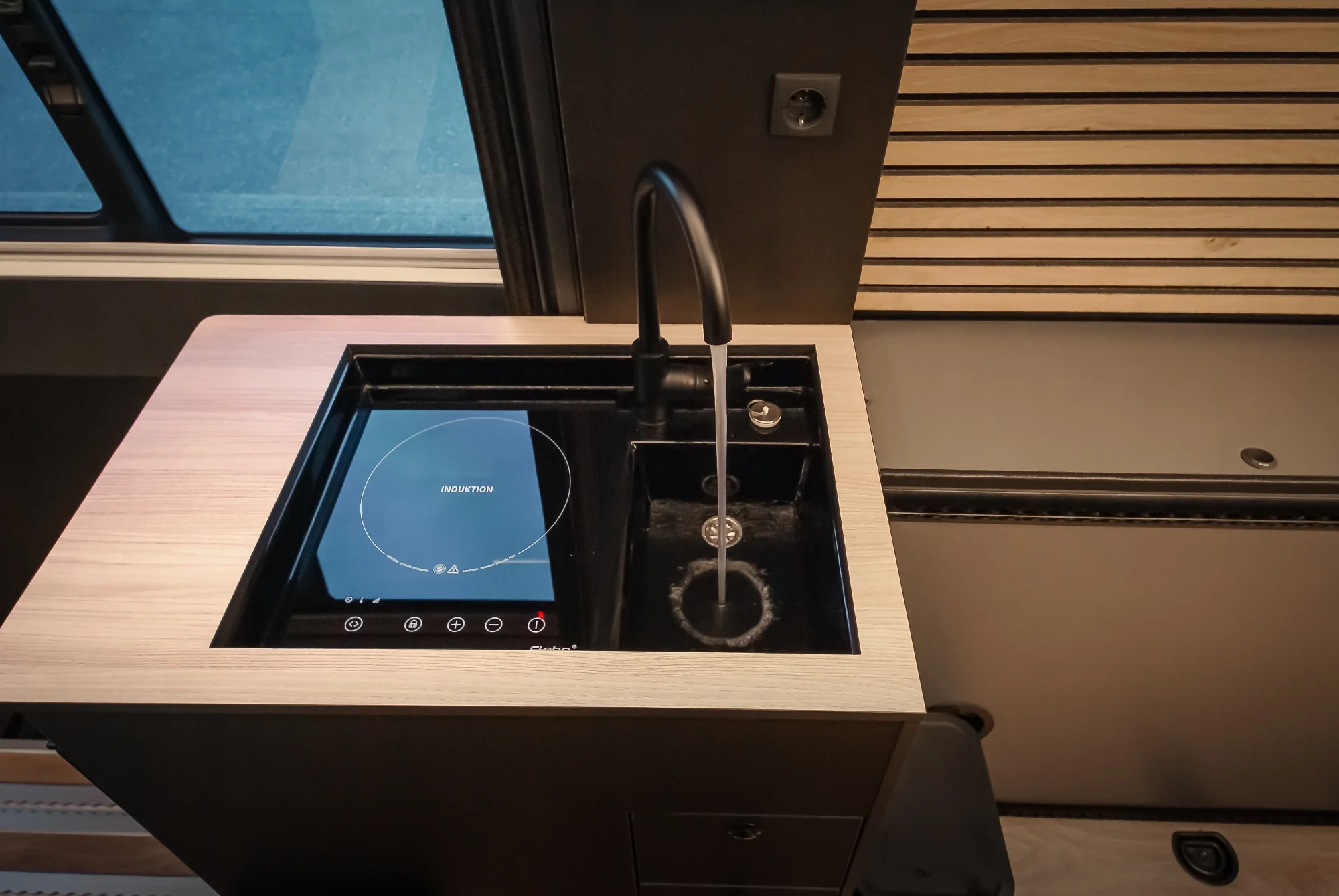 Sprinter L2H2 – Vestavba pro přepravu motorky, kol a pohodlí na cestách – foto 46