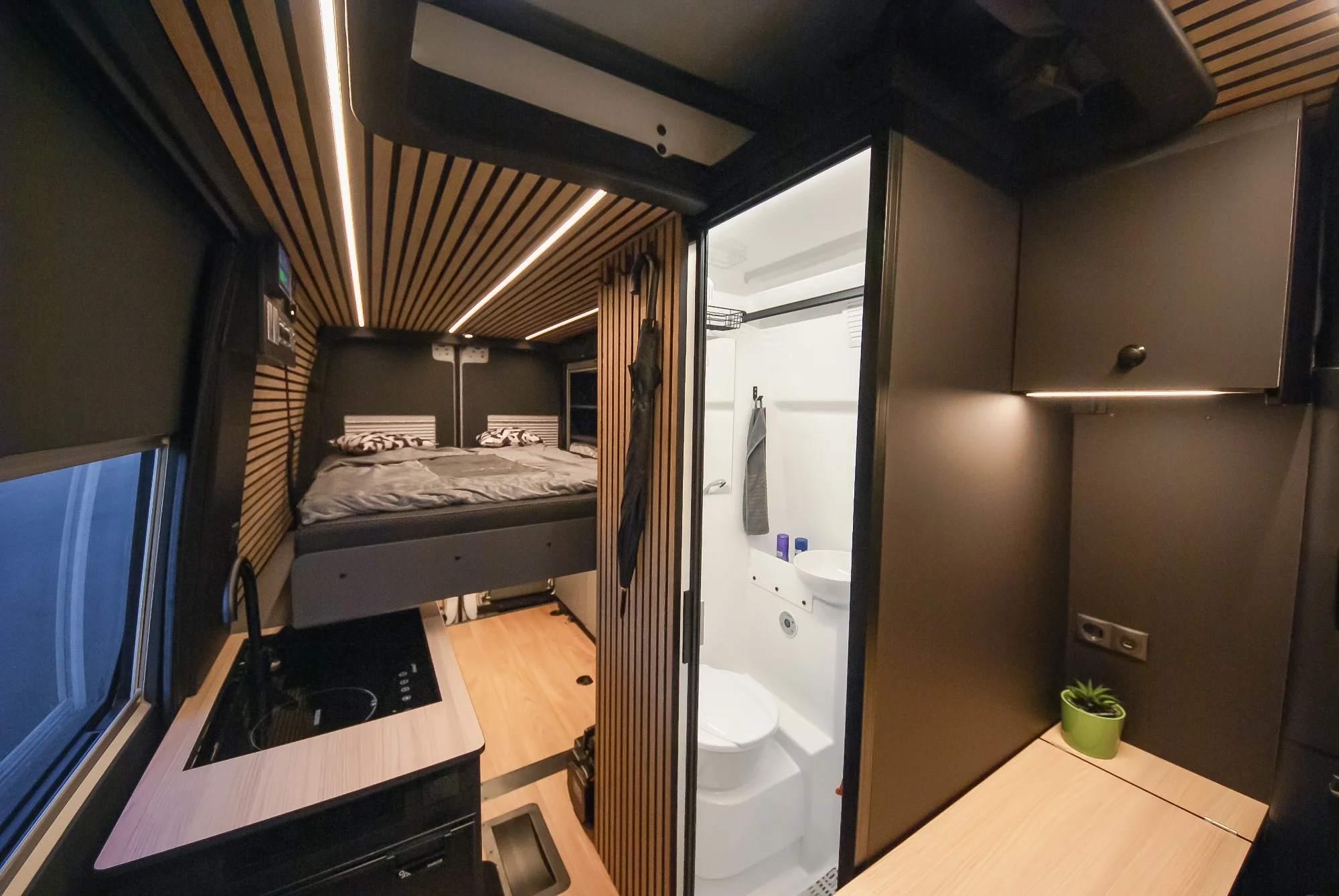 Sprinter L2H2 – Vestavba pro přepravu motorky, kol a pohodlí na cestách – foto 49