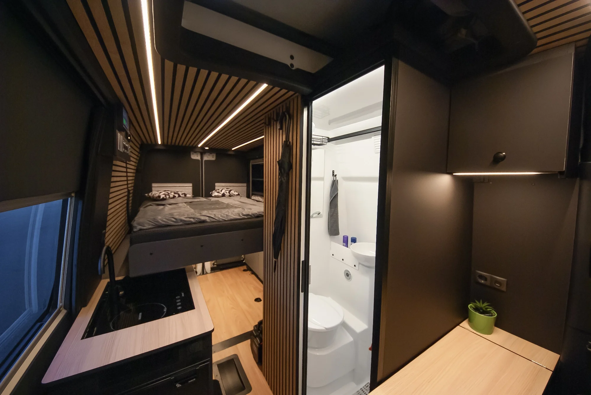 Sprinter L2H2 – Vestavba pro přepravu motorky, kol a pohodlí na cestách – foto 48