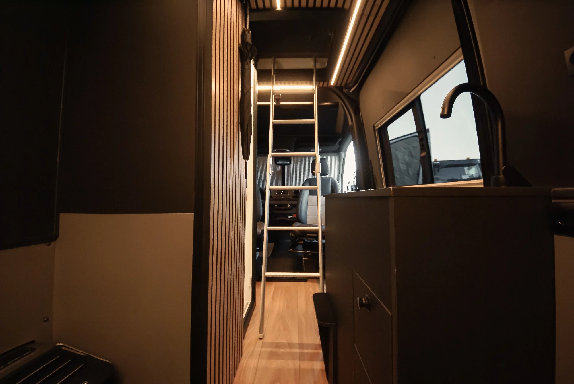 Sprinter L2H2 – Vestavba pro přepravu motorky, kol a pohodlí na cestách – foto 51