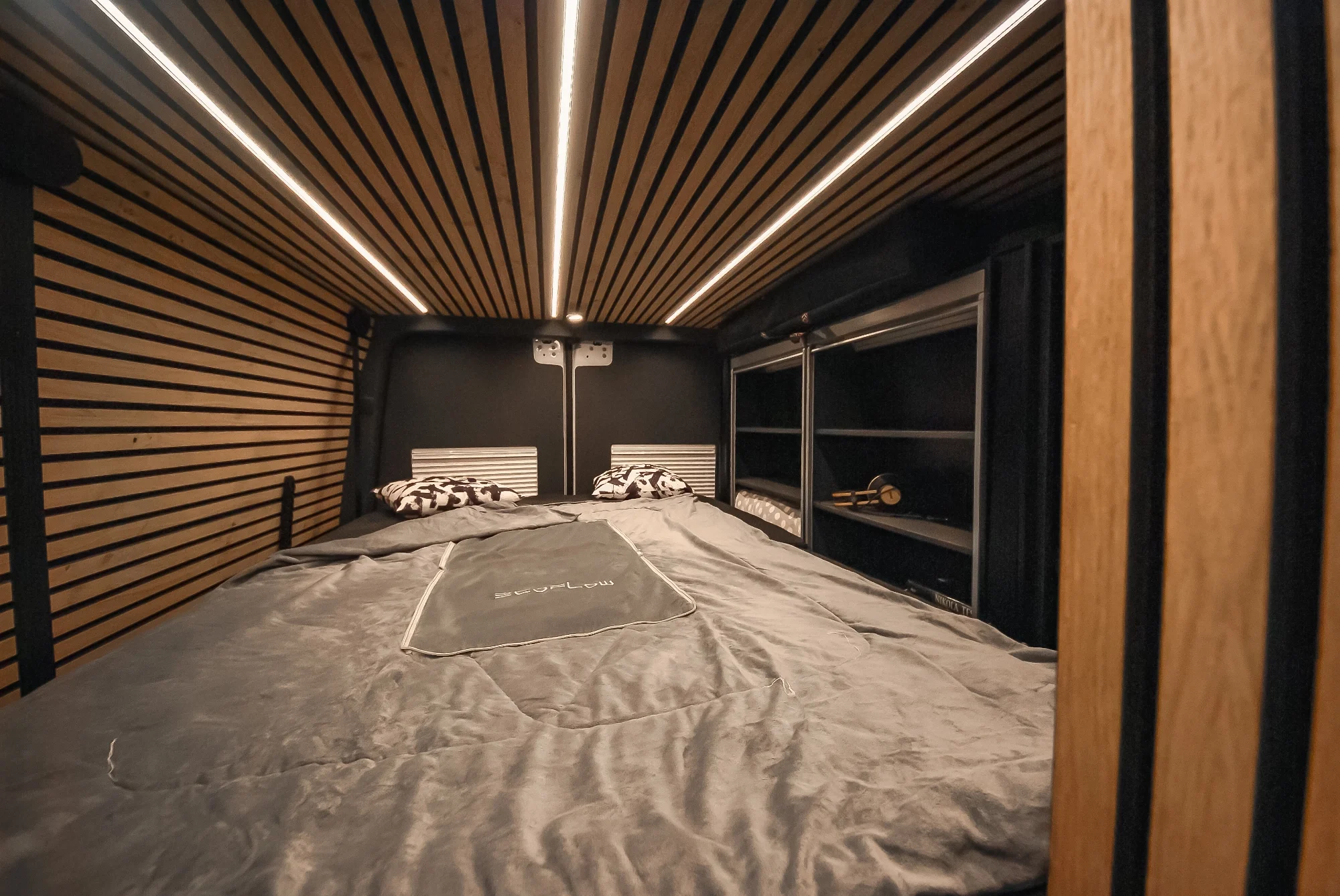 Sprinter L2H2 – Vestavba pro přepravu motorky, kol a pohodlí na cestách – foto 50