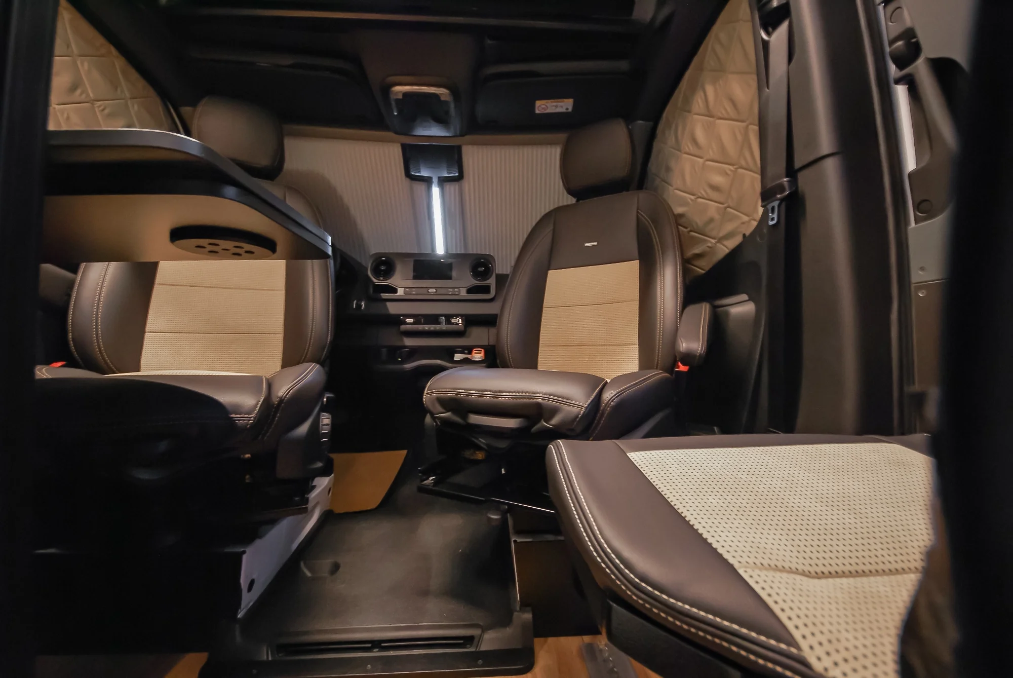 Sprinter L2H2 – Vestavba pro přepravu motorky, kol a pohodlí na cestách – foto 55