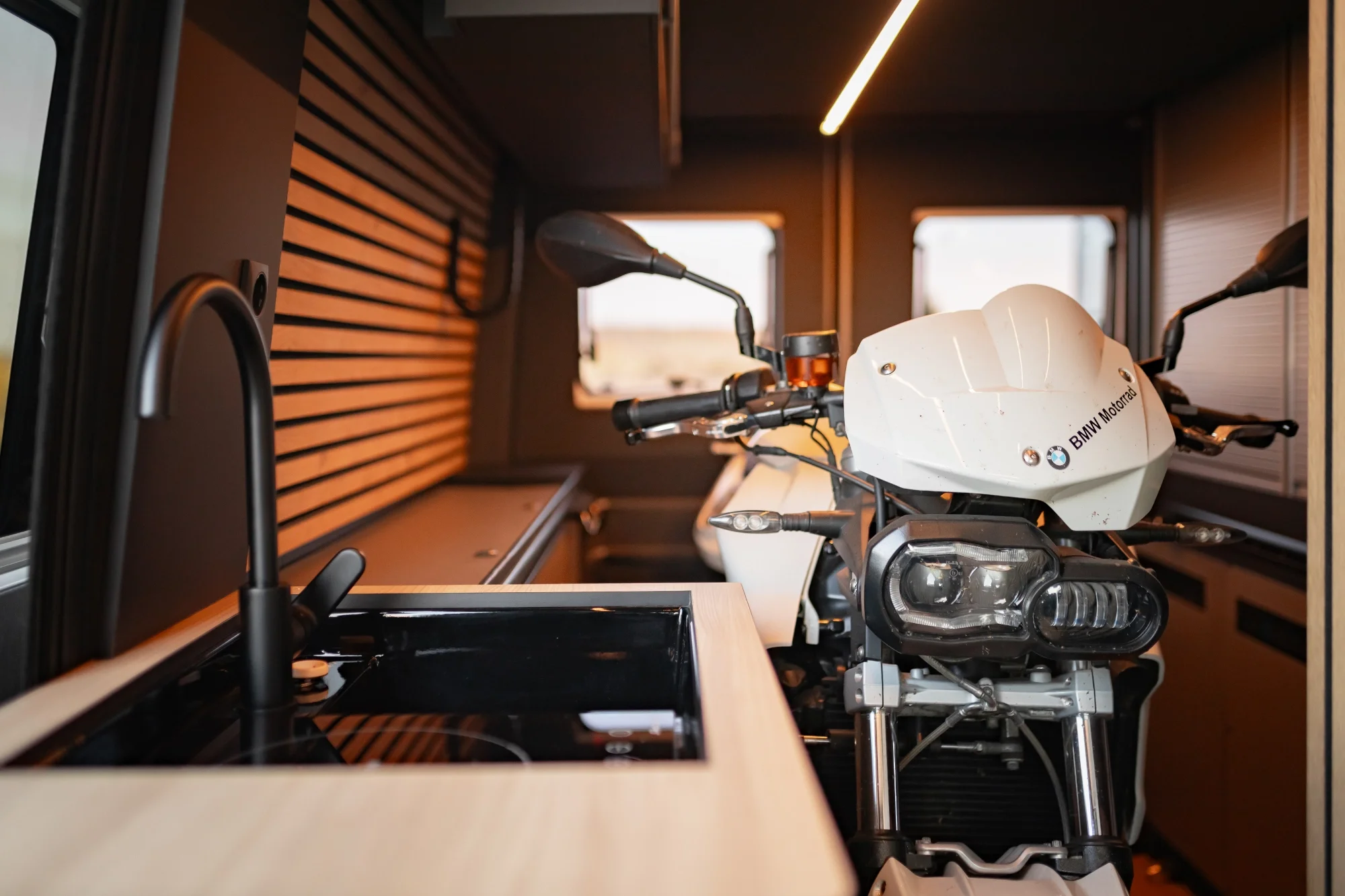 Sprinter L2H2 – Vestavba pro přepravu motorky, kol a pohodlí na cestách – foto 56