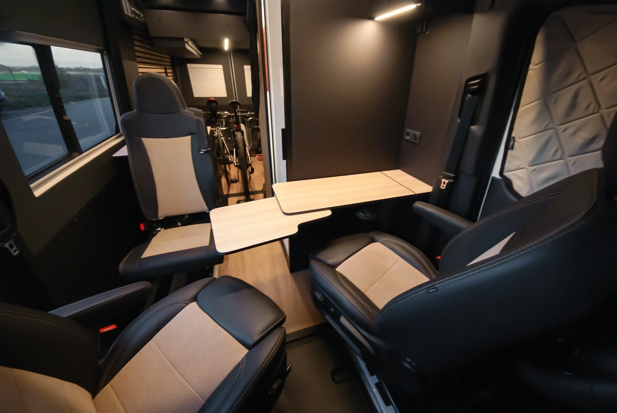 Sprinter L2H2 – Vestavba pro přepravu motorky, kol a pohodlí na cestách – foto 53