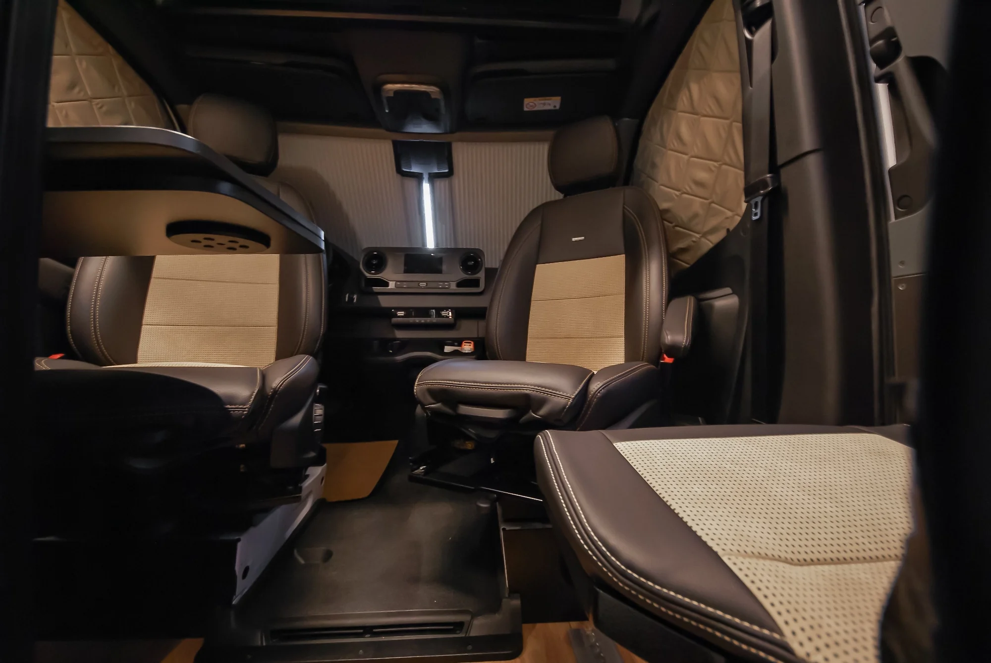 Sprinter L2H2 – Vestavba pro přepravu motorky, kol a pohodlí na cestách – foto 54