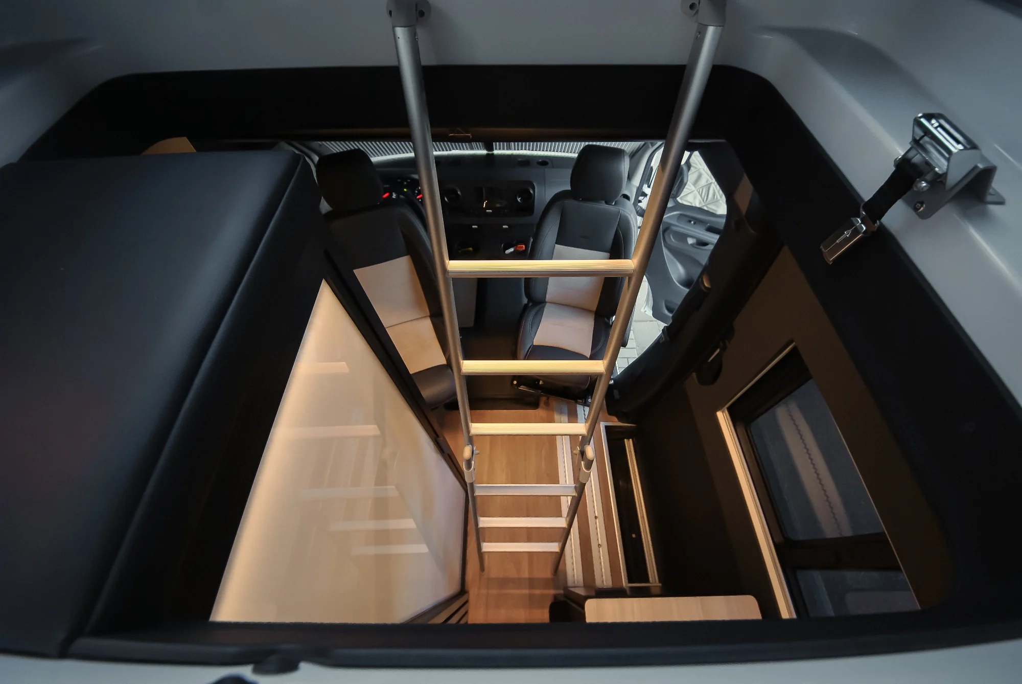 Sprinter L2H2 – Vestavba pro přepravu motorky, kol a pohodlí na cestách – foto 64